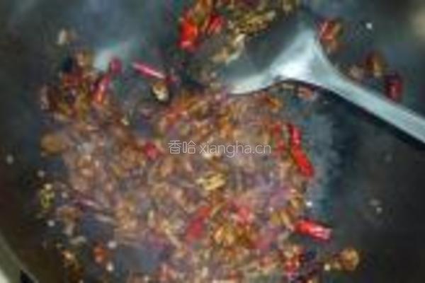 辣椒炒蚕蛹的做法图解6