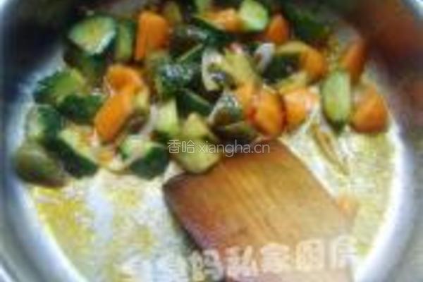 酸黄瓜炒凤尾虾的做法图解7