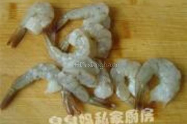 酸黄瓜炒凤尾虾的做法图解3