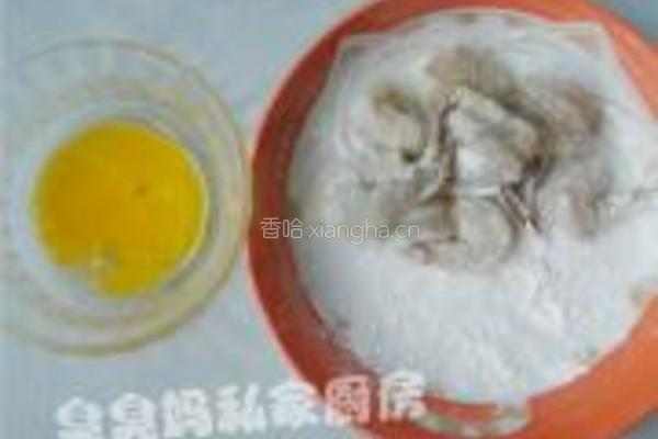 酸黄瓜炒凤尾虾的做法图解4