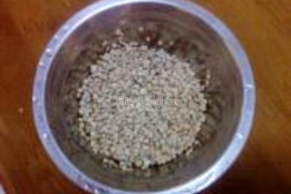 莲子薏米煲鸭汤的做法图解1