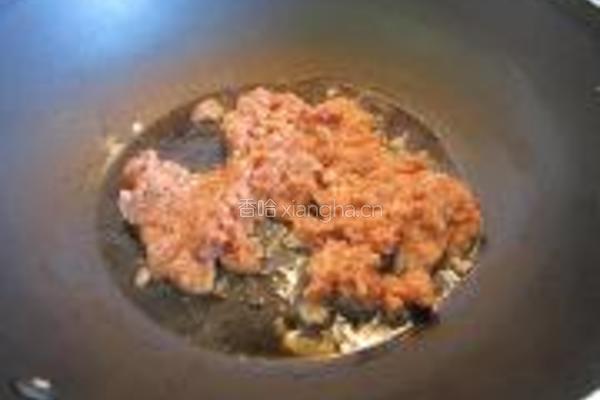 果仁鸡肉蓉炒秋葵的做法图解3