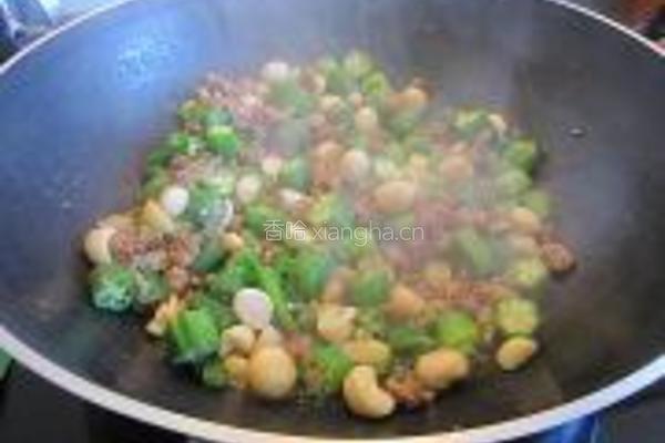 果仁鸡肉蓉炒秋葵的做法图解7