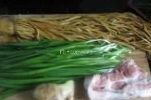 豆腐丝炒韭菜的做法图解1