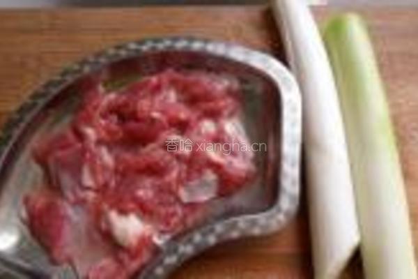 葱爆蚝油羊肉的做法图解1