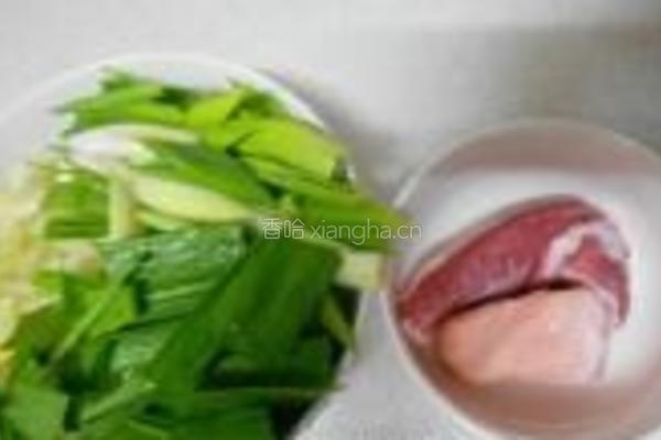 猪肉炒芹菜的做法图解1