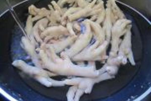 冬菇木耳焖鸡脚的做法图解4