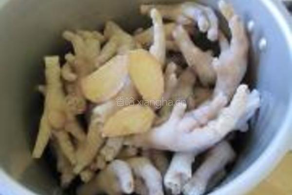 冬菇木耳焖鸡脚的做法图解6