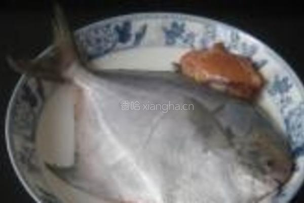 干烧鲳鱼的做法图解1