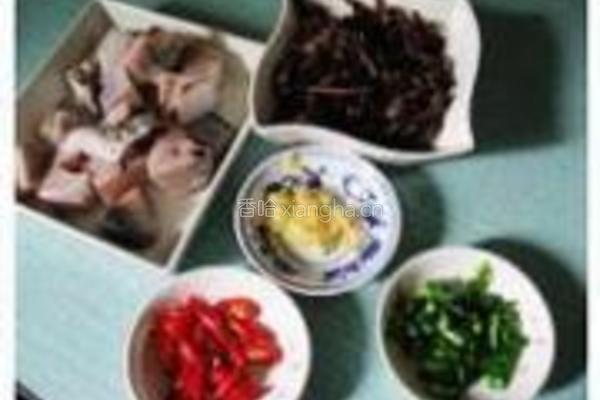 霉干菜烧鲳鱼的做法图解2