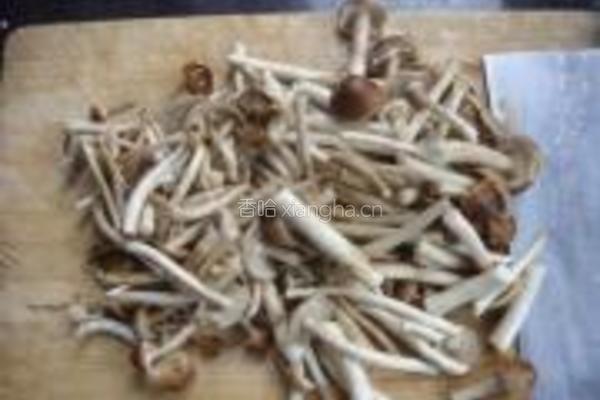 茶树菇烧凤爪的做法图解7