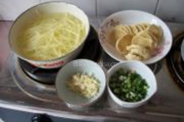 凉拌土豆丝的做法图解1