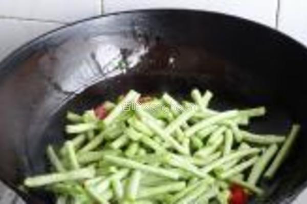 豇豆炒里脊的做法图解4