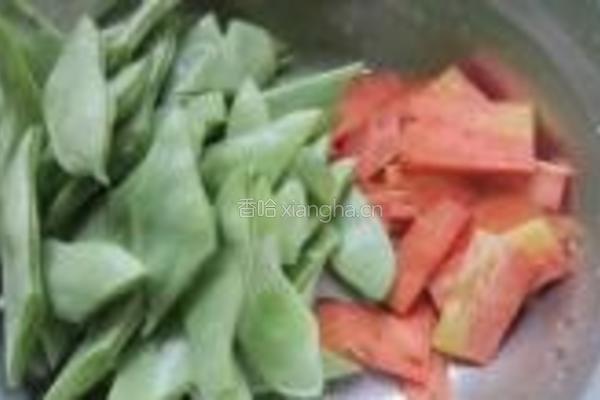 扁豆炒香肠的做法图解1
