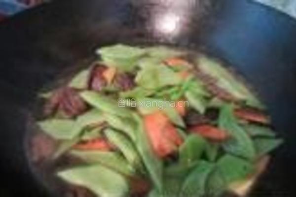 扁豆炒香肠的做法图解7