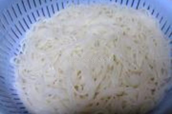 牛肉炒米粉的做法图解3