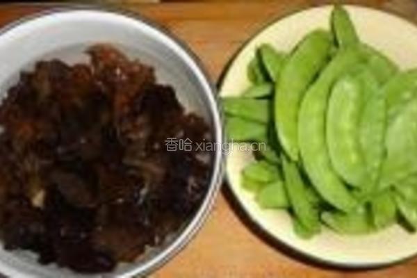 黑木耳炒荷兰豆的做法图解1