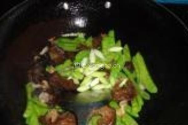黑木耳炒荷兰豆的做法图解4