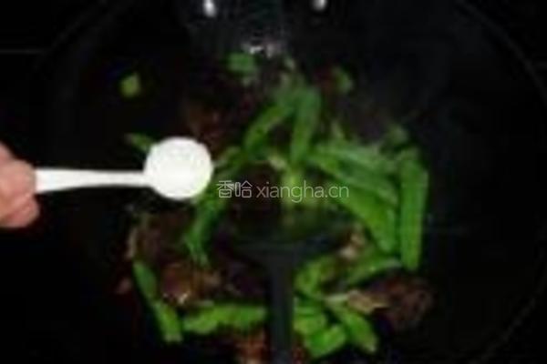 黑木耳炒荷兰豆的做法图解5