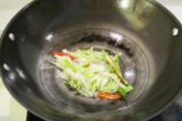 豆腐干炒乌元海参的做法图解3