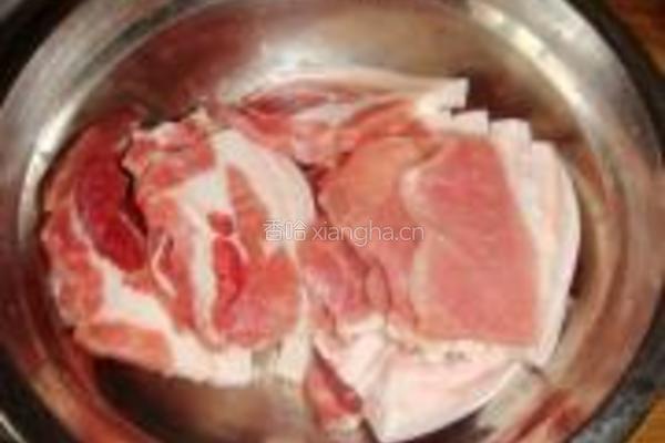 土豆粉蒸肉的做法图解1