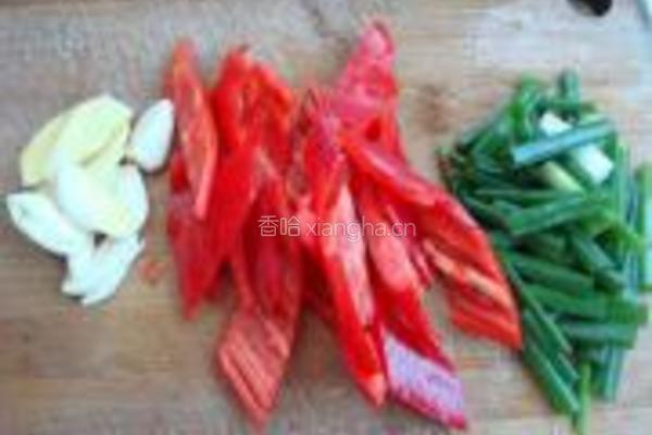 紫苏炒粉肠的做法图解2