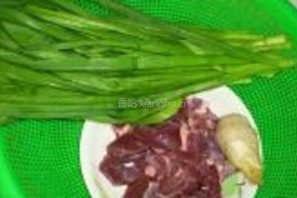 猪心炒大蒜的做法图解1