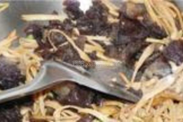 黄花菜炒木耳的做法图解7