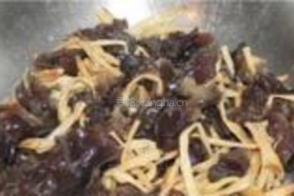 黄花菜炒木耳的做法图解8