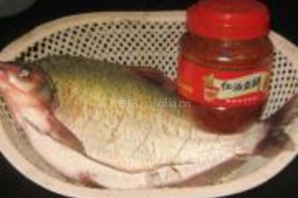 红油豆瓣酱烧鳊鱼的做法图解1