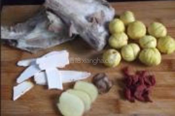 栗子淮山猪骨汤的做法图解1