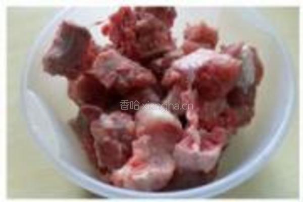 萝卜烧排骨的做法图解1