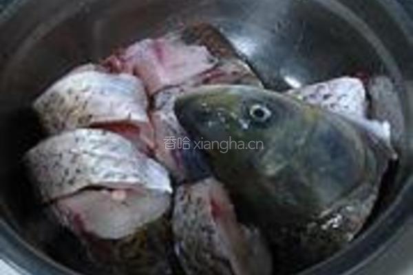 草鱼炖咸菜的做法图解1