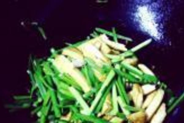 韭菜炒豆腐干的做法图解5