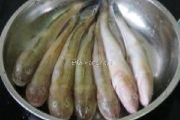 油炸尖梭鱼的做法图解1