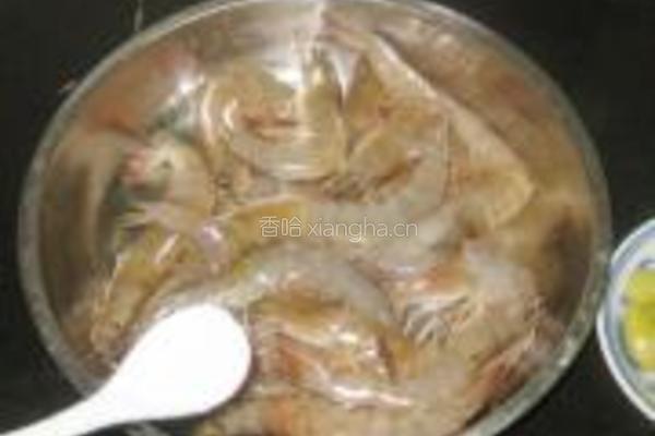 白果青红椒炒对虾的做法图解1