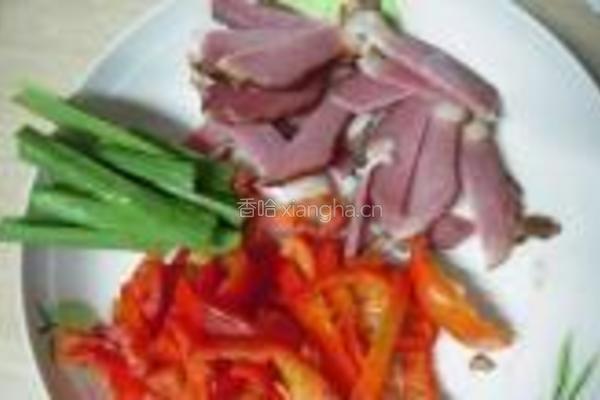 红椒炒腊肉的做法图解3