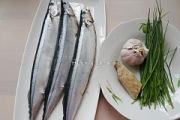 蒜烤秋刀鱼的做法图解1