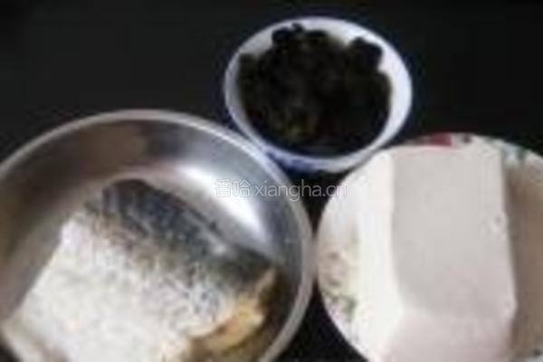 豆腐木耳炖咸青鱼的做法图解1