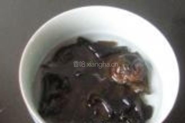 豆腐木耳炖咸青鱼的做法图解2