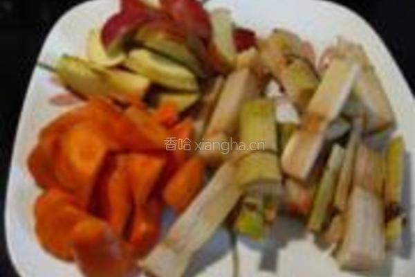 红萝卜竹蔗苹果水的做法图解1