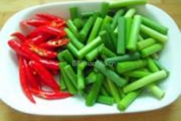蒜薹菊花胗的做法图解2