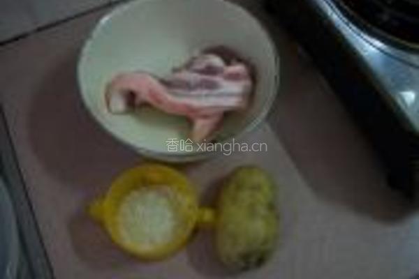 土豆粉蒸肉的做法图解1