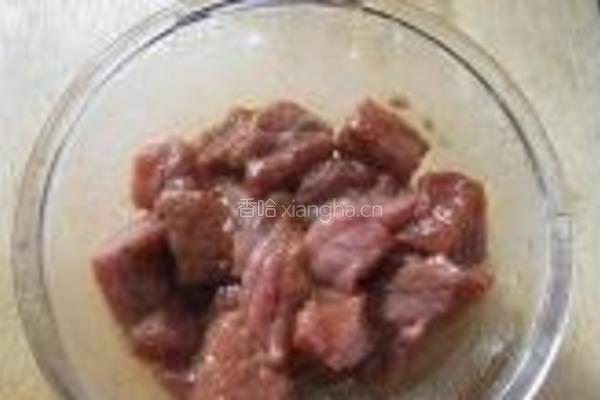秋葵果仁炒牛肉粒的做法图解1