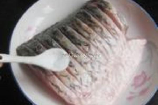 蒜味剁椒蒸青鱼的做法图解2
