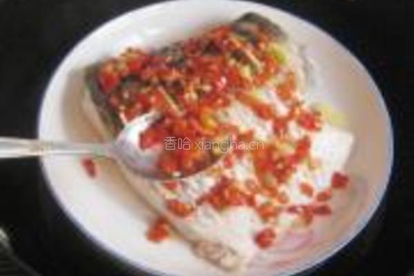 蒜味剁椒蒸青鱼的做法图解5