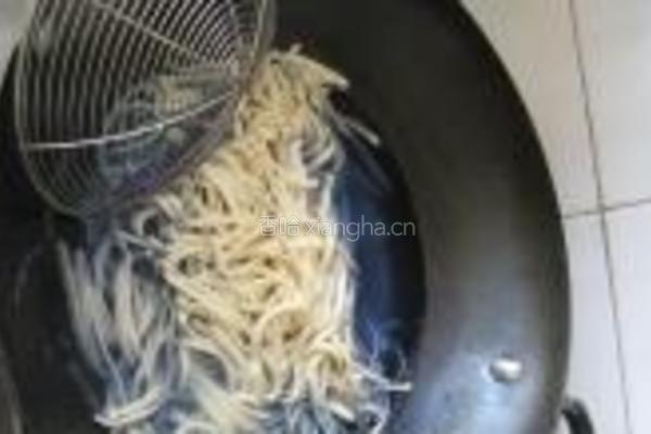 紫甘蓝拌豆腐丝的做法图解3