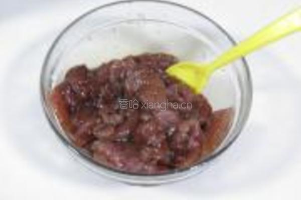 大蒜姬菇炒肉片的做法图解2