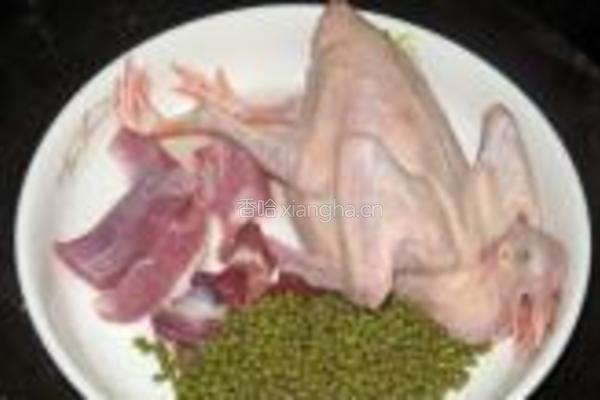 土茯苓绿豆老鸽汤的做法图解1