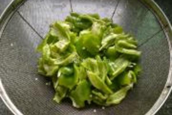 肉片炒手撕甜椒的做法图解2